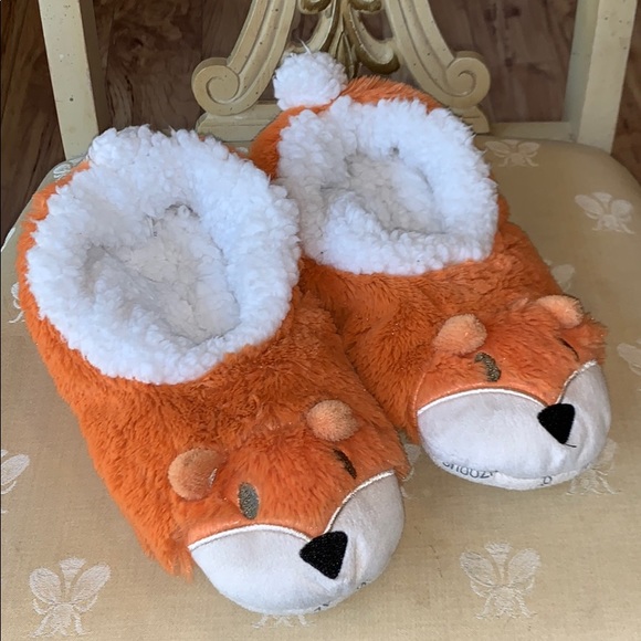 Snoozies Shoes - EUC Women’s Snoozies fox slippers - size XL